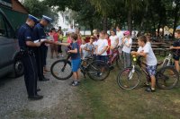 Bezpieczne i przyjemne kręcenie na rowerze przyświecało organizatorom sobotniego rajdu po pszczyńskich bezdrożach. Impreza ta była kolejną okazją do promowania właściwych zachowań na drodze. Policjanci z pszczyńskiej i katowickiej drogówki, oprócz sprawowania pieczy nad bezpieczeństwem cyklistów, zaproponowali także najmłodszym uczestnikom rajdu krótki instruktaż na torze rowerowym.