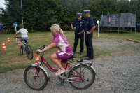 Bezpieczne i przyjemne kręcenie na rowerze przyświecało organizatorom sobotniego rajdu po pszczyńskich bezdrożach. Impreza ta była kolejną okazją do promowania właściwych zachowań na drodze. Policjanci z pszczyńskiej i katowickiej drogówki, oprócz sprawowania pieczy nad bezpieczeństwem cyklistów, zaproponowali także najmłodszym uczestnikom rajdu krótki instruktaż na torze rowerowym.