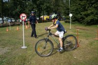 Bezpieczne i przyjemne kręcenie na rowerze przyświecało organizatorom sobotniego rajdu po pszczyńskich bezdrożach. Impreza ta była kolejną okazją do promowania właściwych zachowań na drodze. Policjanci z pszczyńskiej i katowickiej drogówki, oprócz sprawowania pieczy nad bezpieczeństwem cyklistów, zaproponowali także najmłodszym uczestnikom rajdu krótki instruktaż na torze rowerowym.