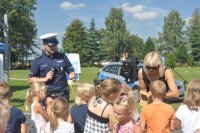 Jesienny Piknik Rodzinny, w którym wzięli udział także policjanci z pszczyńskiej komendy, w tym roku odbył się pod hasłem „Bądź bezpieczny na drodze”. Jego organizatorami była Rada Rodziców z Gimnazjum nr 2 w Woli, cała społeczność szkoły oraz Fundacja Autoklasa Dzieciom. Wśród przygotowanych atrakcji były występy profesjonalnych zespołów i młodzieżowych grup tanecznych, zabawy plastyczne i artystyczne malowanie twarzy, a także spotkanie z policjantami, którzy chętnie udzielali wszystkim zainteresowanym odpowiedzi na nurtujące ich pytania. Nie zapomniano również o ofercie kulinarnej, w organizację której włączyli się rodzice gimnazjalistów.