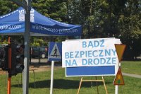 Jesienny Piknik Rodzinny, w którym wzięli udział także policjanci z pszczyńskiej komendy, w tym roku odbył się pod hasłem „Bądź bezpieczny na drodze”. Jego organizatorami była Rada Rodziców z Gimnazjum nr 2 w Woli, cała społeczność szkoły oraz Fundacja Autoklasa Dzieciom. Wśród przygotowanych atrakcji były występy profesjonalnych zespołów i młodzieżowych grup tanecznych, zabawy plastyczne i artystyczne malowanie twarzy, a także spotkanie z policjantami, którzy chętnie udzielali wszystkim zainteresowanym odpowiedzi na nurtujące ich pytania. Nie zapomniano również o ofercie kulinarnej, w organizację której włączyli się rodzice gimnazjalistów.