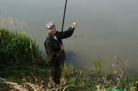 Kolejny już raz odbyły się policyjne zawody wędkarskie o puchar Komendanta Powiatowego Policji w Pszczynie. Wielkie łowienie odbyło się na Gwarusiu w Suszcu. Pomimo niefortunnego &quot;brania&quot; przez osy na początku imprezy było bardzo sympatycznie. W słonecznych okularach, na wygodnych krzesełkach turystycznych, z wędkami w dłoniach policjanci, goście i pracownicy pszczyńskiej komendy nie dawali za wygraną. Tradycja tych zawodów liczy już przeszło 20 lat. Należy mieć nadzieję, że przed nami kolejne tyle, a może i więcej...