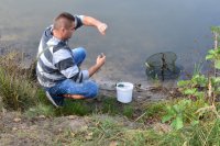 Kolejny już raz odbyły się policyjne zawody wędkarskie o puchar Komendanta Powiatowego Policji w Pszczynie. Wielkie łowienie odbyło się na Gwarusiu w Suszcu. Pomimo niefortunnego &quot;brania&quot; przez osy na początku imprezy było bardzo sympatycznie. W słonecznych okularach, na wygodnych krzesełkach turystycznych, z wędkami w dłoniach policjanci, goście i pracownicy pszczyńskiej komendy nie dawali za wygraną. Tradycja tych zawodów liczy już przeszło 20 lat. Należy mieć nadzieję, że przed nami kolejne tyle, a może i więcej...