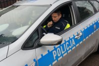 Czujność i doświadczenie policjantów z pszczyńskiej drogówki przyczyniły się do wyeliminowania z ruchu kolejnego niesfornego kierowcę, który odważył się wsiąść za „kółko” mając w organizmie przeszło 1,5 promila alkoholu. W takim stanie, kierowca astry podróżował bardzo ruchliwą trasą jaką jest DK-1. Zdradziła go uchylona szyba, która nie umknęła patrolującym ten odcinek trasy policjantom. Słusznie spodziewali się, że urządzenie badające stan trzeźwości wskaże zabronione promile.