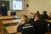 Policjanci z pszczyńskiej jednostki spotkali się z młodzieżą, aby przybliżyć im nowe narzędzie, jakim jest Krajowa Mapa Zagrożeń Bezpieczeństwa. Mundurowi omówili główne założenia aplikacji, jej obsługę oraz możliwości jej wykorzystania przez służby mundurowe. Podkreślili również to, jak istotna może okazać się dla społeczeństwa. Pozwala bowiem każdemu obywatelowi przekazać informację o niepokojących zjawiskach.