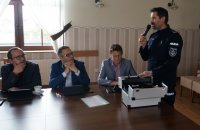 Aktywizacja rodziców w zakresie zagrożeń wynikających z zażywania przez ich dzieci dopalaczy oraz innych środków psychoaktywnych w dalszym ciągu stanowi istotny punkt w policyjnej profilaktyce. Teraz jednak, pszczyńscy policjanci dysponują już walizką edukacyjną. Dzięki jej zawartości podnoszenie świadomości dorosłych, w tym i nauczycieli, będzie znacznie łatwiejsze. Jej przekazanie nastąpiło wczoraj, w Urzędzie Gminy w Goczałkowicach Zdroju.