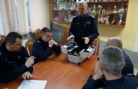 Dzisiaj ruszyła kampania pod hasłem „Szkoda Ciebie na takie patoklimaty”. Edukacyjno - profilaktycznym przedsięwzięcie, w pszczyńskiej komendzie rozpoczęło się od szkolenia dzielnicowych. Jako policjanci pierwszego kontaktu, goszczą m.in. w szkołach, gdzie z rodzicami i nauczycielami często poruszają problem narkotyków i dopalaczami wśród nieletnich. Teraz, omawiając to zagadnienie, będą mogli posłużyć się pomocami dydaktycznymi zgromadzonymi w profilaktycznej walizce narkotykowej.