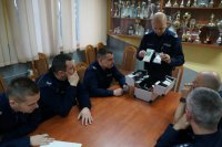 Dzisiaj ruszyła kampania pod hasłem „Szkoda Ciebie na takie patoklimaty”. Edukacyjno - profilaktycznym przedsięwzięcie, w pszczyńskiej komendzie rozpoczęło się od szkolenia dzielnicowych. Jako policjanci pierwszego kontaktu, goszczą m.in. w szkołach, gdzie z rodzicami i nauczycielami często poruszają problem narkotyków i dopalaczami wśród nieletnich. Teraz, omawiając to zagadnienie, będą mogli posłużyć się pomocami dydaktycznymi zgromadzonymi w profilaktycznej walizce narkotykowej.