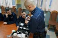 Dzisiaj ruszyła kampania pod hasłem „Szkoda Ciebie na takie patoklimaty”. Edukacyjno - profilaktycznym przedsięwzięcie, w pszczyńskiej komendzie rozpoczęło się od szkolenia dzielnicowych. Jako policjanci pierwszego kontaktu, goszczą m.in. w szkołach, gdzie z rodzicami i nauczycielami często poruszają problem narkotyków i dopalaczami wśród nieletnich. Teraz, omawiając to zagadnienie, będą mogli posłużyć się pomocami dydaktycznymi zgromadzonymi w profilaktycznej walizce narkotykowej.