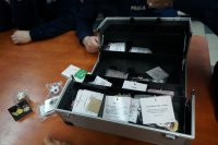 Dzisiaj ruszyła kampania pod hasłem „Szkoda Ciebie na takie patoklimaty”. Edukacyjno - profilaktycznym przedsięwzięcie, w pszczyńskiej komendzie rozpoczęło się od szkolenia dzielnicowych. Jako policjanci pierwszego kontaktu, goszczą m.in. w szkołach, gdzie z rodzicami i nauczycielami często poruszają problem narkotyków i dopalaczami wśród nieletnich. Teraz, omawiając to zagadnienie, będą mogli posłużyć się pomocami dydaktycznymi zgromadzonymi w profilaktycznej walizce narkotykowej.
