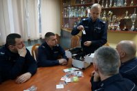 Dzisiaj ruszyła kampania pod hasłem „Szkoda Ciebie na takie patoklimaty”. Edukacyjno - profilaktycznym przedsięwzięcie, w pszczyńskiej komendzie rozpoczęło się od szkolenia dzielnicowych. Jako policjanci pierwszego kontaktu, goszczą m.in. w szkołach, gdzie z rodzicami i nauczycielami często poruszają problem narkotyków i dopalaczami wśród nieletnich. Teraz, omawiając to zagadnienie, będą mogli posłużyć się pomocami dydaktycznymi zgromadzonymi w profilaktycznej walizce narkotykowej.