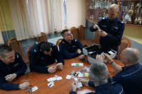 Dzisiaj ruszyła kampania pod hasłem „Szkoda Ciebie na takie patoklimaty”. Edukacyjno - profilaktycznym przedsięwzięcie, w pszczyńskiej komendzie rozpoczęło się od szkolenia dzielnicowych. Jako policjanci pierwszego kontaktu, goszczą m.in. w szkołach, gdzie z rodzicami i nauczycielami często poruszają problem narkotyków i dopalaczami wśród nieletnich. Teraz, omawiając to zagadnienie, będą mogli posłużyć się pomocami dydaktycznymi zgromadzonymi w profilaktycznej walizce narkotykowej.