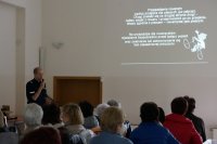 Rozpoczynający się sezon rowerowy stał się dobrą okazją, aby spotkać się z seniorami i przypomnieć im zasady bezpieczeństwa związane z ruchem jednośladów. Policyjny profilaktyk, korzystając z przychylności proboszcza jednej z pszczyńskich parafii, przedstawił zgromadzonym w salce mieszkańcom zasady poruszania się po ścieżkach rowerowych, po jedni oraz przypomniał prawa i obowiązki miłośników dwóch kółek.