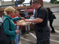 Policjanci czuwali nad bezpiecznym przebiegiem wtorkowego protestu w Pszczynie- poczęstunek