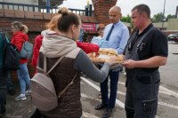 Policjanci czuwali nad bezpiecznym przebiegiem wtorkowego protestu w Pszczynie- poczęstunek