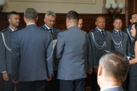 W piątek, na sali sesyjnej w starostwie pszczyńskim odbyły się uroczystości z okazji Święta Policji. Wśród gości byli obecni między innymi Zastępca Komendanta Wojewódzkiego Policji w Katowicach, Starosta Pszczyński i Zastępca Burmistrza Pszczyny i przedstawiciela Zarządu Wojewódzkiego NSZZ Policjantów województwa śląskiego. Kolejny raz, obchody powołania Policji Państwowej uświetnił występ sygnalisty z orkiestry policyjnej w Katowicach.