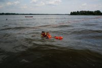 Obsługa jednostek pływających, podejmowanie ludzi z wody, opatrywanie ran czy przywracanie funkcji życiowych - to tylko niektóre wspólne ćwiczenia pszczyńskich policjantów i grupy młodych  ratowników z HKR Pszczyna specjalizujących się w ratownictwie wodnym. Zajęcia przeprowadzono na zbiorniku w Łące. Głównym zadaniem było sprawdzenie znajomości procedur działania służb mundurowych i ratowniczych w sytuacjach zagrożenia życia lub zdrowia osób przebywających na wodzie.