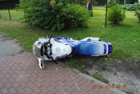 Przewrócony motocykl na drodze