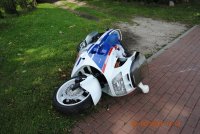 Przewrócony motocykl na drodze