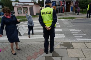 Na zaproszenie Dyrekcji Osiedlowego Domu Kultury w Pawłowicach, dzielnicowy wraz z policyjnym profilaktykiem przeprowadzili pogadankę na temat bezpieczeństwa w ruchu drogowym pieszych. Spotkanie zostało zorganizowane dla dzieci klas I i II ze szkół podstawowych Gminy Pawłowice. Składało się z dwóch części: teoretycznej i praktycznej. Organizatorzy zadbali o uatrakcyjnienie jednych i drugich zajęć. Dzieci z pewnością nie mogły się nudzić, ponieważ całość została poprowadzona w formie ćwiczeń i zabawy.