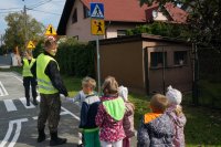 Promocja bezpiecznego i bezemisyjnego dotarcia do celu przyświecała wczorajszym zajęciom zorganizowanym dla maluchów, do których włączyli się uczniowie klas mundurowych i pszczyńscy policjanci. Ucząc przedszkolaków właściwych zachowań na drodze, młodzież zachęcała również do rezygnacji, w miarę możliwości, z jazdy samochodem. Licealiści zachęcali małych pieszych do ruszania „nóżkami-  leniuszkami”, a policjanci głowami, szczególnie przed wejściem na pasy.