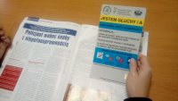 Internet dla osób niesłyszących jest oknem na świat. W sieci korzystają m.in. z portali społecznościowych, aukcyjnych i stron, na których mogą przeczytać najnowsze wiadomości. Niestety, to właśnie tam czyhają na ich pieniądze przestępcy. O tym, jak uniknąć zagrożeń związanych z oszustwami internetowymi mówili na spotkaniu z niesłyszącymi policjanci z pszczyńskiej komendy.