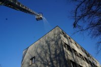 Ćwiczenia policjantów i strażaków, pożar komendy policji w Pszczynie- ewakuacja, sprawdzanie pomieszczeń i gaszenie budynku wodąĆwiczenia policjantów i strażaków, pożar komendy policji w Pszczynie- ewakuacja, sprawdzanie pomieszczeń i gaszenie budynku wodą