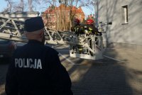 Ćwiczenia policjantów i strażaków, pożar komendy policji w Pszczynie- ewakuacja, sprawdzanie pomieszczeń i gaszenie budynku wodą