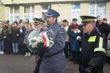 Mundurowi uczcili 75. rocznicę Marszu Śmierci- Pszczyna ul. Bogedaina- uroczystości przy tablicy upamiętniającej te zdarzenia. Wiązanki składają przedstawiciele Straży Miejskiej w Pszczynie i Zastępca Komendanta Powiatowego Plicji w Pszczynie.