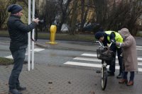 &quot;Moda na bezpieczeństwo - kolejne odblaski dla pieszych&quot; -  działania pszczyńskiej policji w rejonie przejścia dla pieszych na ul. BIelskiej w Pszczynie.