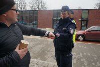 Paski-odblaski dla pieszych i rowerzystów. Dzisiejsze działania pszczyńskich policjantów przy Powiatowym Centrum Przesiadkowym w Pszczynie.