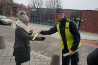 Paski-odblaski dla pieszych i rowerzystów. Dzisiejsze działania pszczyńskich policjantów przy Powiatowym Centrum Przesiadkowym w Pszczynie.