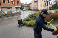 Policyjne działania i apele do mieszkańców Pszczyny o zachowanie większej ostrożności na drodze i podczas zakupów.