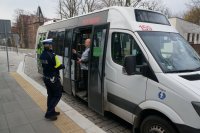 Patrol pszczyńskiej drogówki podczas kontroli busa przy Centrum Przesiadkowym w Pszczynie.