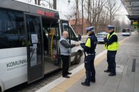 Patrol pszczyńskiej drogówki podczas kontroli busa w związku z nowymi przepisami.