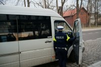 Patrol pszczyńskiej drogówki podczas kontroli busa przy Centrum Przesiadkowym w Pszczynie.