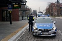 Patrol pszczyńskiej drogówki przy Centrum Przesiadkowym w Pszczynie.