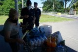 Wykorzystując zasadę „pozytywnego wzmocnienia”, mundurowi z Pszczyny wręczali klientom sklepów odblaski, ale tylko tym, którzy podczas zakupów mieli założone maseczki zakrywające noc i usta. W ten sposób chcieli wyróżnić osoby, które swoim odpowiedzialnym zachowaniem  nie zagrażały sobie i innym klientom.