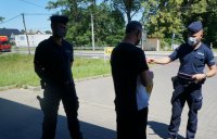 Wykorzystując zasadę „pozytywnego wzmocnienia”, mundurowi z Pszczyny wręczali klientom sklepów odblaski, ale tylko tym, którzy podczas zakupów mieli założone maseczki zakrywające noc i usta. W ten sposób chcieli wyróżnić osoby, które swoim odpowiedzialnym zachowaniem  nie zagrażały sobie i innym klientom.