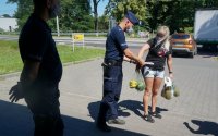 Wykorzystując zasadę „pozytywnego wzmocnienia”, mundurowi z Pszczyny wręczali klientom sklepów odblaski, ale tylko tym, którzy podczas zakupów mieli założone maseczki zakrywające noc i usta. W ten sposób chcieli wyróżnić osoby, które swoim odpowiedzialnym zachowaniem  nie zagrażały sobie i innym klientom.