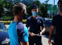 Wykorzystując zasadę „pozytywnego wzmocnienia”, mundurowi z Pszczyny wręczali klientom sklepów odblaski, ale tylko tym, którzy podczas zakupów mieli założone maseczki zakrywające noc i usta. W ten sposób chcieli wyróżnić osoby, które swoim odpowiedzialnym zachowaniem  nie zagrażały sobie i innym klientom.