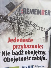 fotografia przedstawia plakat z napisem &quot;Jedenaste przykazanie: nie bądź obojętny- obojętność zabija&quot;