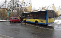 Fotografia przedstawia skrzyżowanie ul. Bielskiej i M. Skłodowskiej w Pszczynie. Autobus koloru niebiesko zółtego zderzył się z Fiatem Panda koloru czerwonego. Przy pojazdach widać strażaków