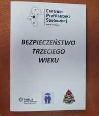 poradnik z napisem &quot;bezpieczeństwo trzeciego wieku&quot;