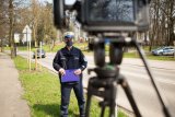 Zdjęcie kolorowe policjant nagrywający się przed kamerą