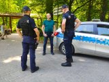 Zdjęcie kolorowe: mężczyzna i dwóch policjantów