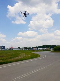 Zdjęcie kolorowe: dron w powietrzu