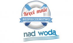 Zdjęcie kolorowe przedstawiające logo akcji &quot;Kręci mnie bezpieczeństwo nad wodą&quot;