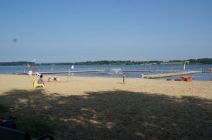 Zdjęcia kolorowe przedstawiające:
1. zbiornik wodny w miejscowości Łąka,
2-4. funkcjonariusze Policji i Straży Pożarnej podczas zajęć profilaktycznych,
5. radiowóz Policji i Straży Pożarnej