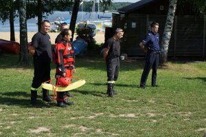 Zdjęcia kolorowe przedstawiające:
1. zbiornik wodny w miejscowości Łąka,
2-4. funkcjonariusze Policji i Straży Pożarnej podczas zajęć profilaktycznych,
5. radiowóz Policji i Straży Pożarnej